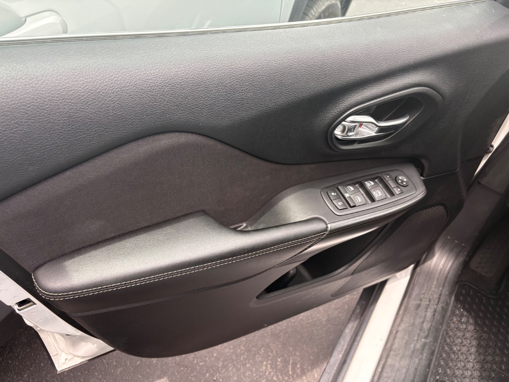 Jeep Cherokee photo 5