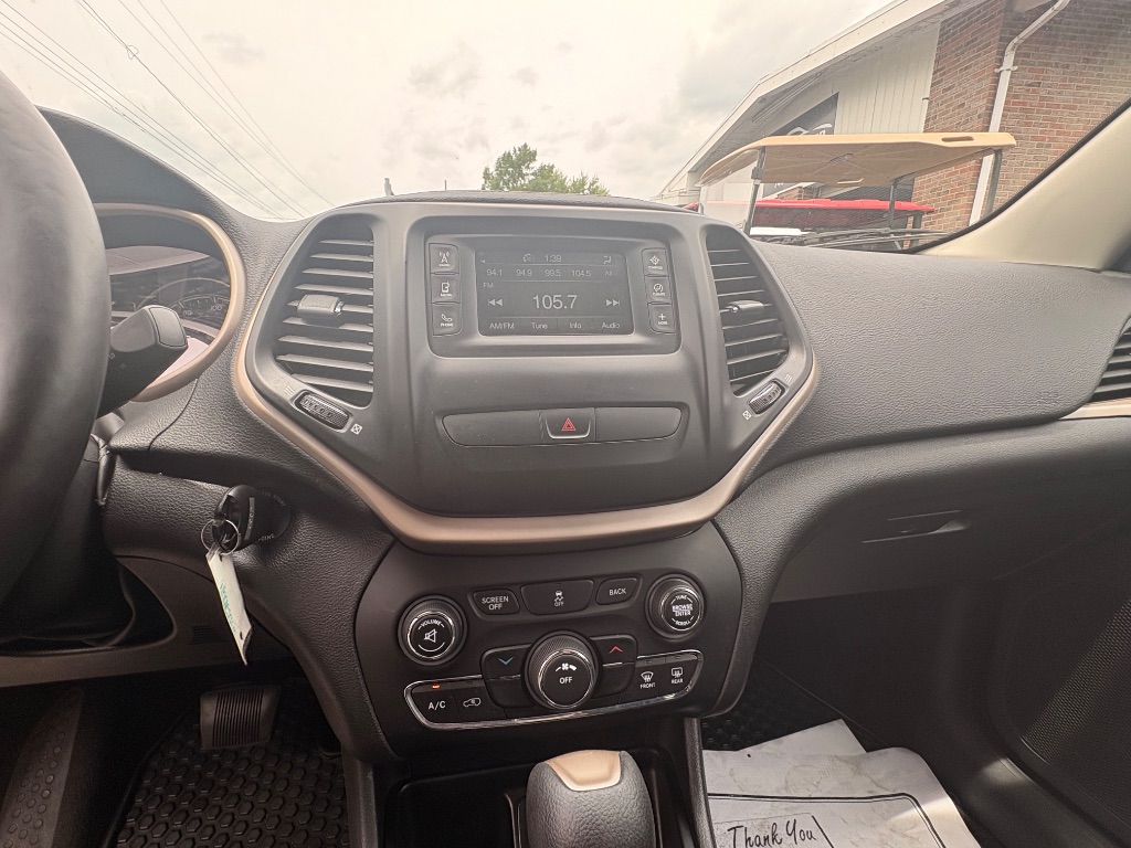 Jeep Cherokee photo 9